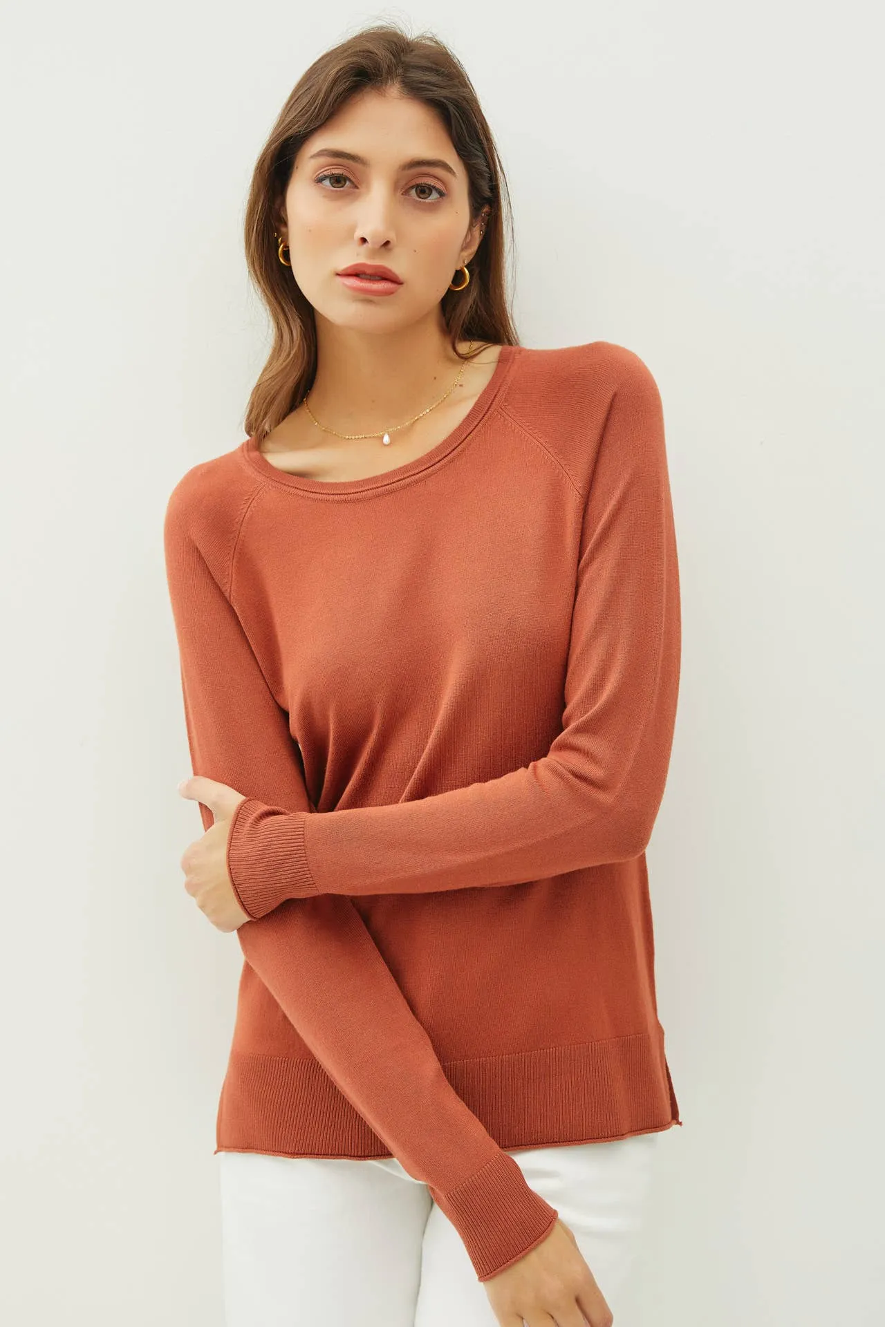 LIGHTWEIGHT ROUND NECK RAGLAN LONG SLEEVE SWEATER